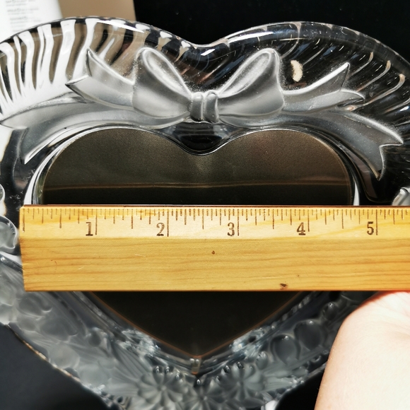 Vintage Studio Nova Crystal Frosted Glass Heart and Bows Picture Frame - Picture 13 of 14